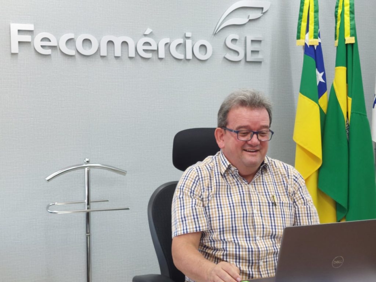 Marcos Andrade, presidente do Sistema Fecomércio/Sesc/Senac, observa resultados do estudo do Banco Santander, com animação pelas perspectivas de crescimento de Sergipe - Foto: Marcio Rocha | Fecomércio/SE