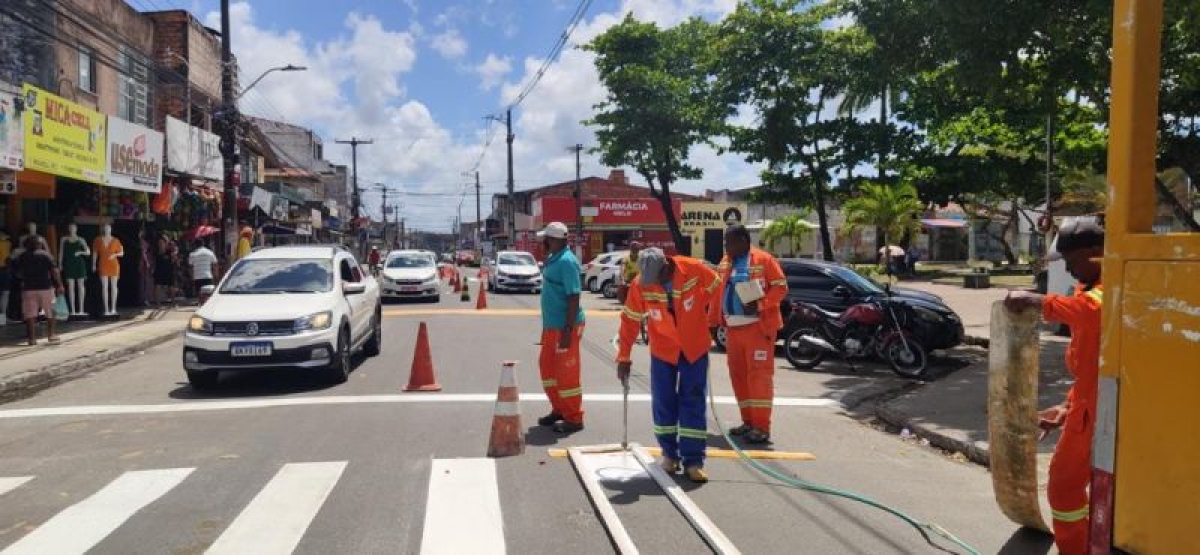 SMTT revitaliza sinalizações de trânsito em vias dos bairros Santo Antônio e Santos Dumont - Foto: SMTT Aracaju