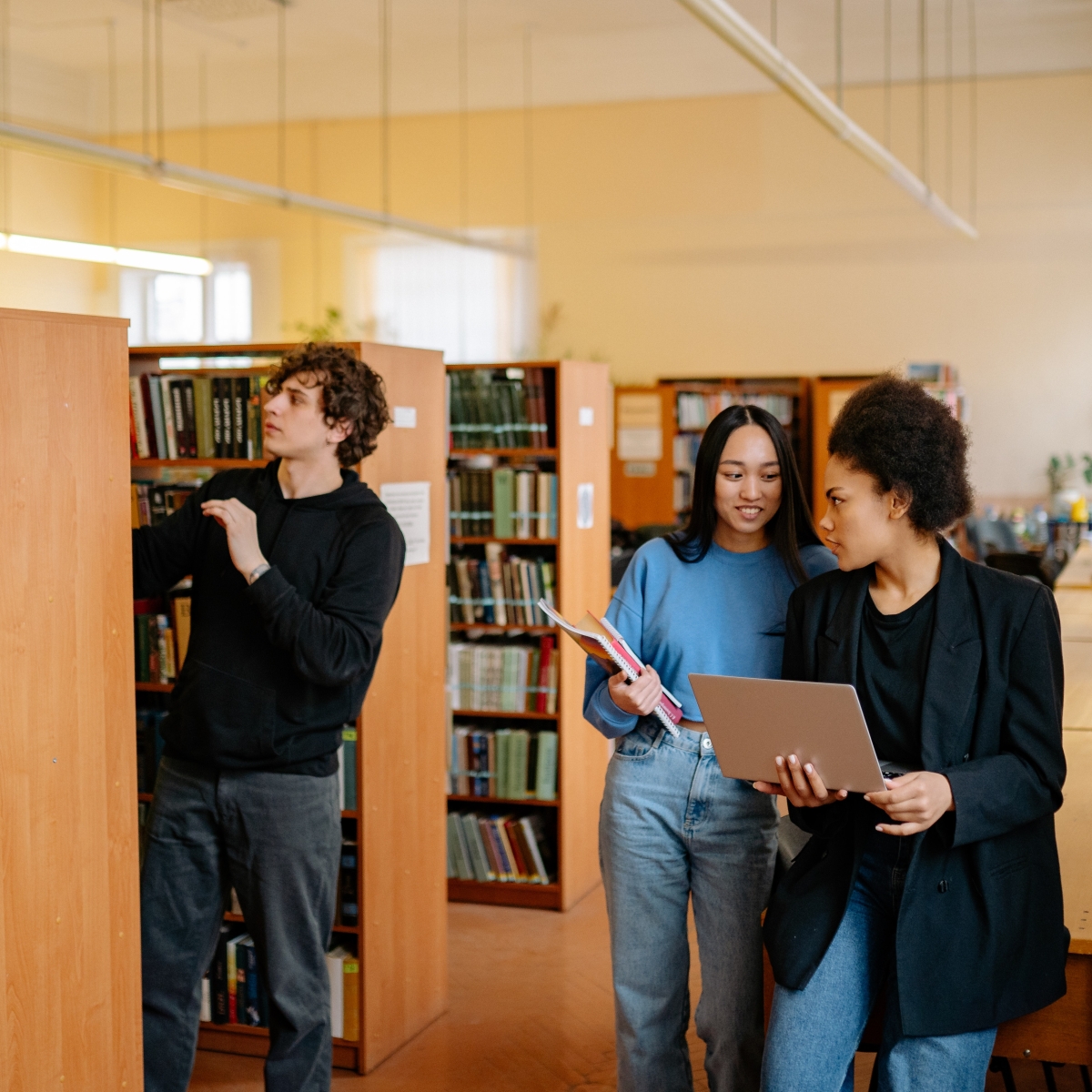 As universidades vêm investindo na mobilidade acadêmica, firmando parcerias e convênios com instituições de outros países - Foto: Yan Krukov | Pexels
