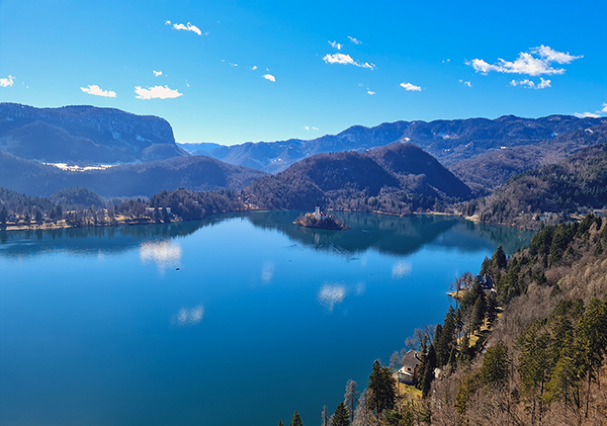 O Lago de Bled visto do alto - Foto: Existe Um Lugar no Mundo