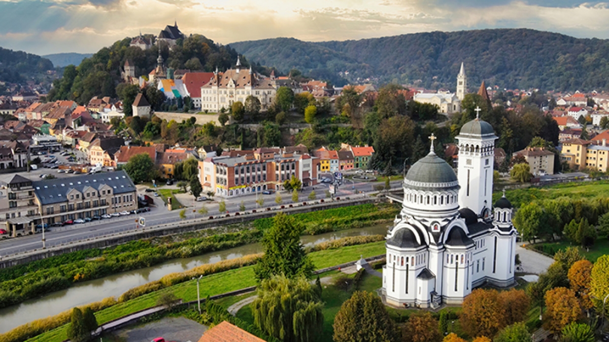 A bela foto mostra Sighisora vista de cima, com destaque para a Igreja ortodoxa da Santíssima Trindade - Foto: Freepik