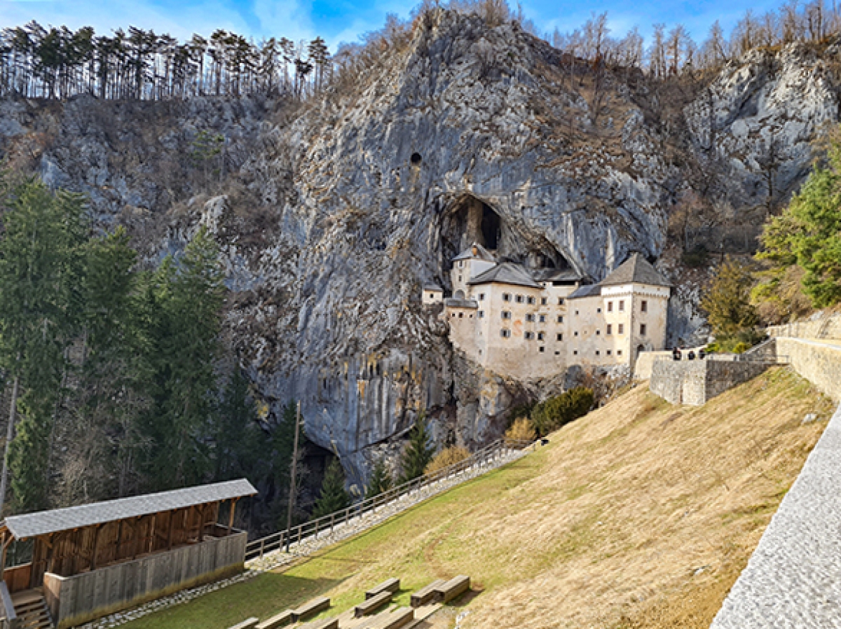 Castelo de Predjama no alto do penhasco, na Eslovênia - Foto: Existe Um Lugar no Mundo