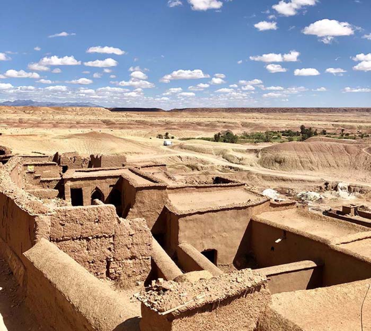 As cores da construção se confundem com o tom da aridez da paisagem - Foto: Existe Um Lugar no Mundo