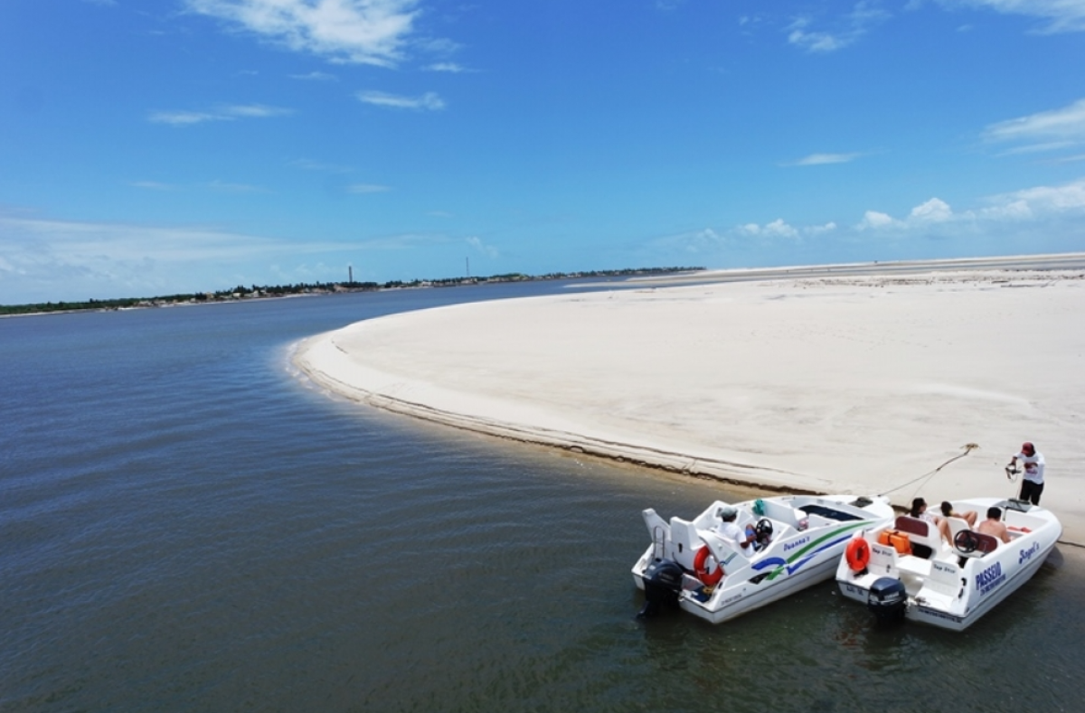 A água que fica no entorno do banco de areia possui uma coloração única - Foto: Portal Infonet