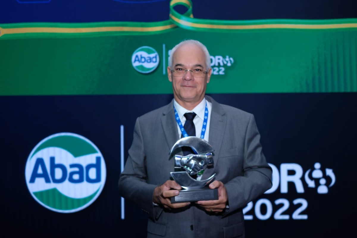 Raymundo Juliano é homenageado pela ABAD com troféu ao Grupo Fasouto - Foto: Ascom ABAD
