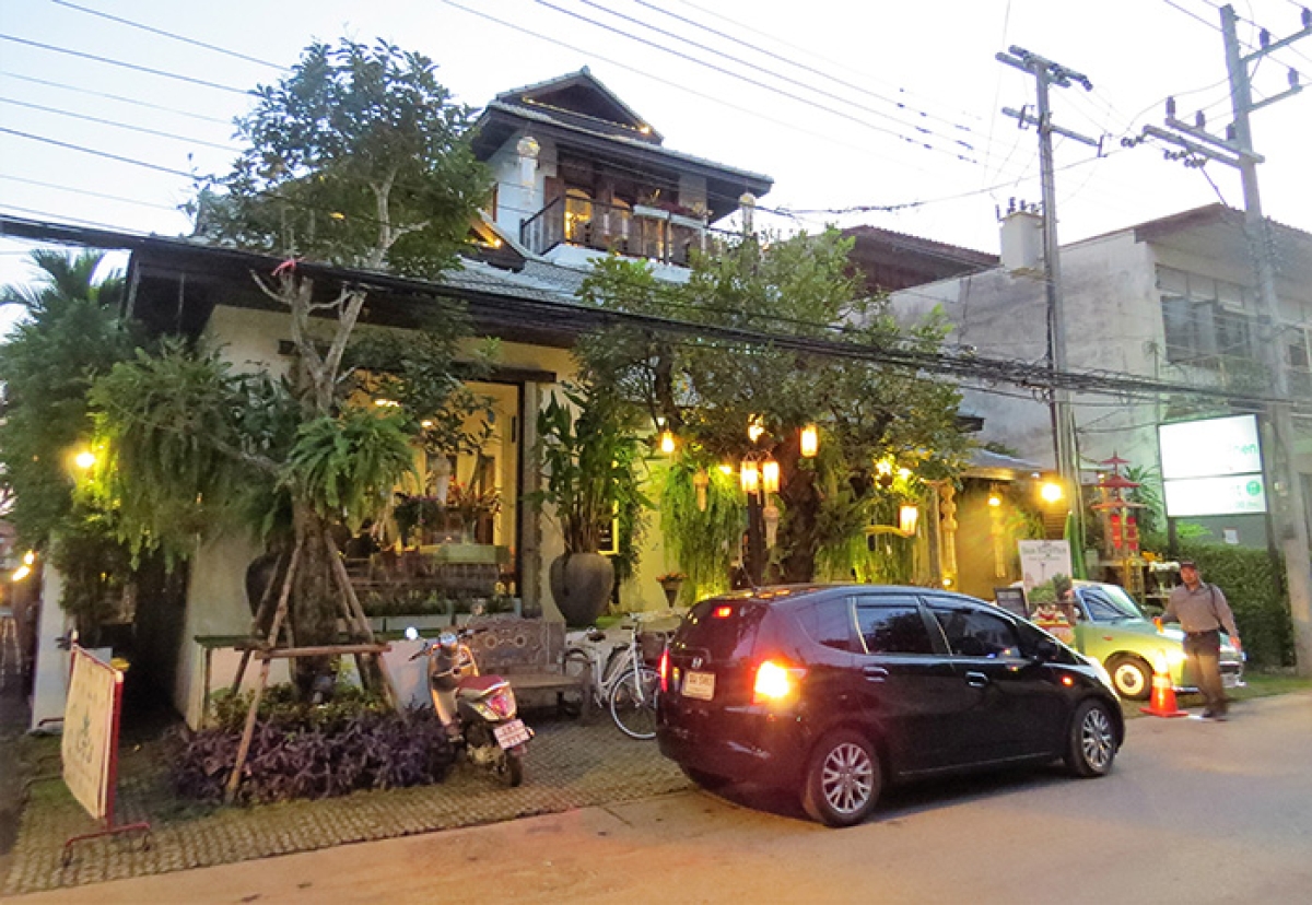 Plantas e luzes enfeitam as residências e os pontos comerciais em Chiang Mai - Foto: Existe Um Lugar no Mundo