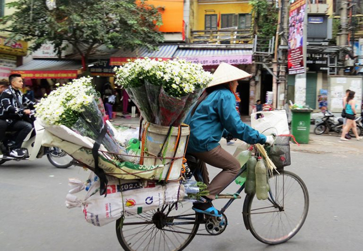 A vendedora de flores usa a sua bicicleta no trabalho de todos os dias - Foto: Existe Um Lugar no Mundo