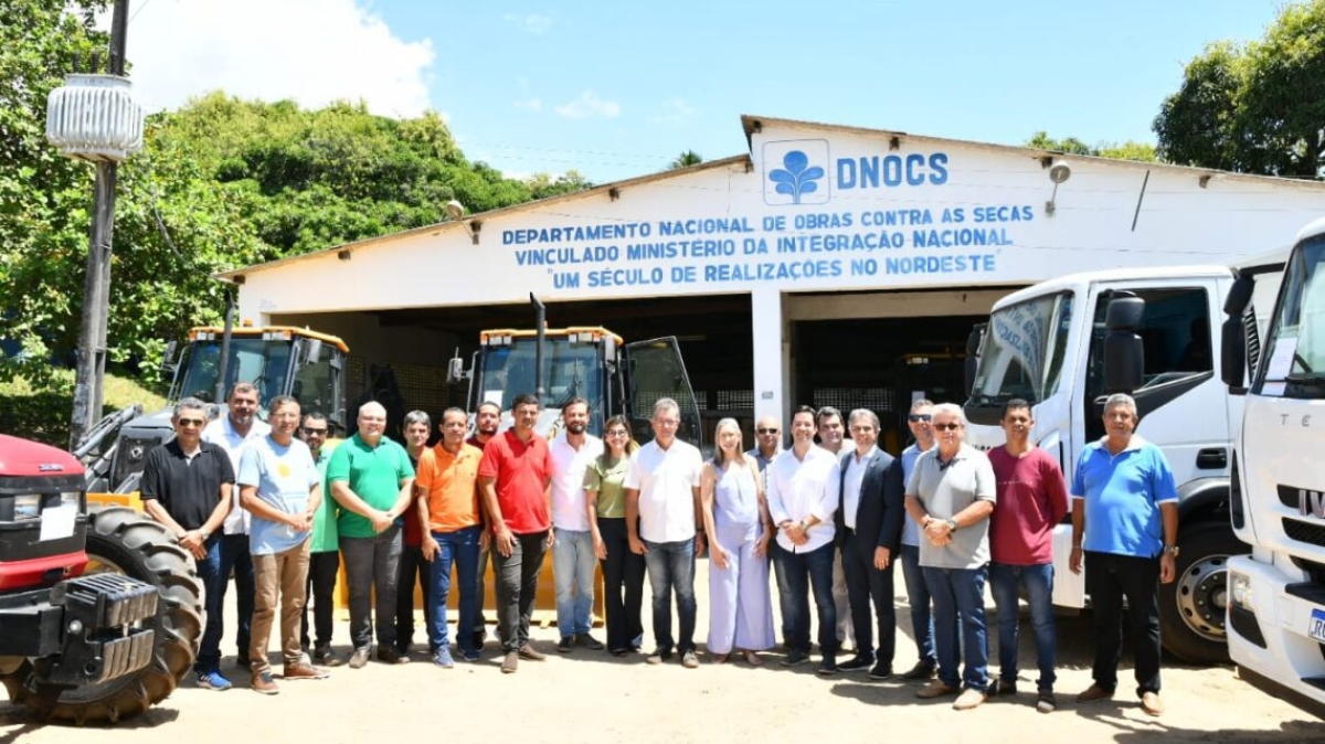 Laércio Oliveira entrega caminhões e tratores para Prefeituras e associações de pequenos produtores - Foto: Site Laércio Oliveira