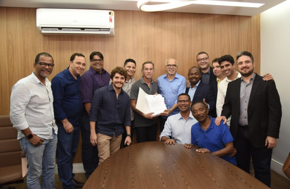 Ao lado dos vereadores, prefeito Edvaldo sanciona 14 leis aprovadas no último dia 20; confira - Foto: Prefeitura de Aracaju
