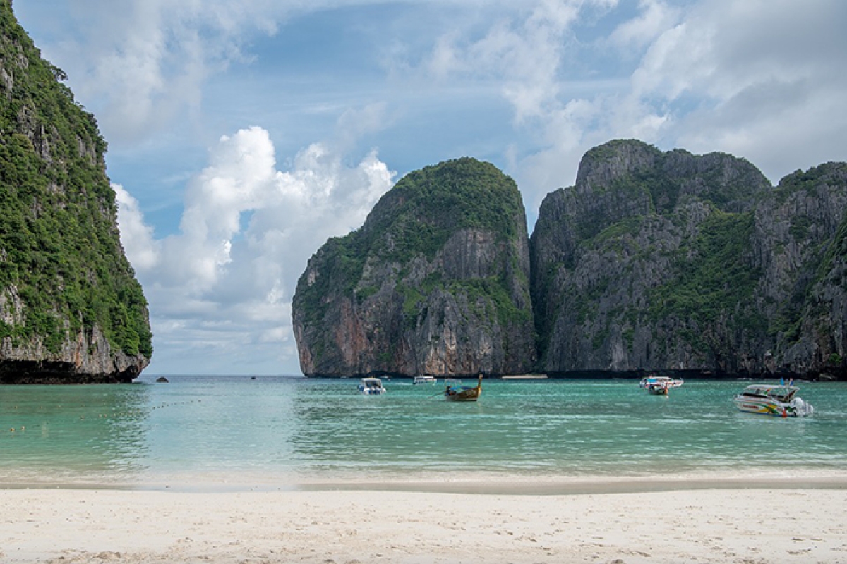 Maya Bay - um convite explícito à felicidade - Foto: Existe Um Lugar no Mundo