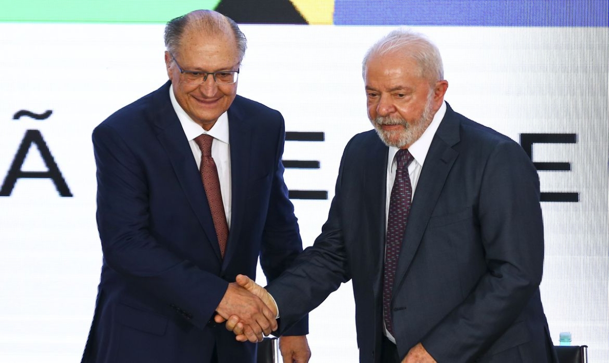 O vice-presidente da República, Geraldo Alckmin, e o presidente, Luiz Inácio Lula da Silva, durante solenidade de investidura no cargo de ministro do Desenvolvimento, Indústria, Comércio e Serviços (MDIC), no Palácio do Planalto - Foto: Marcelo Camargo | Agência Brasil