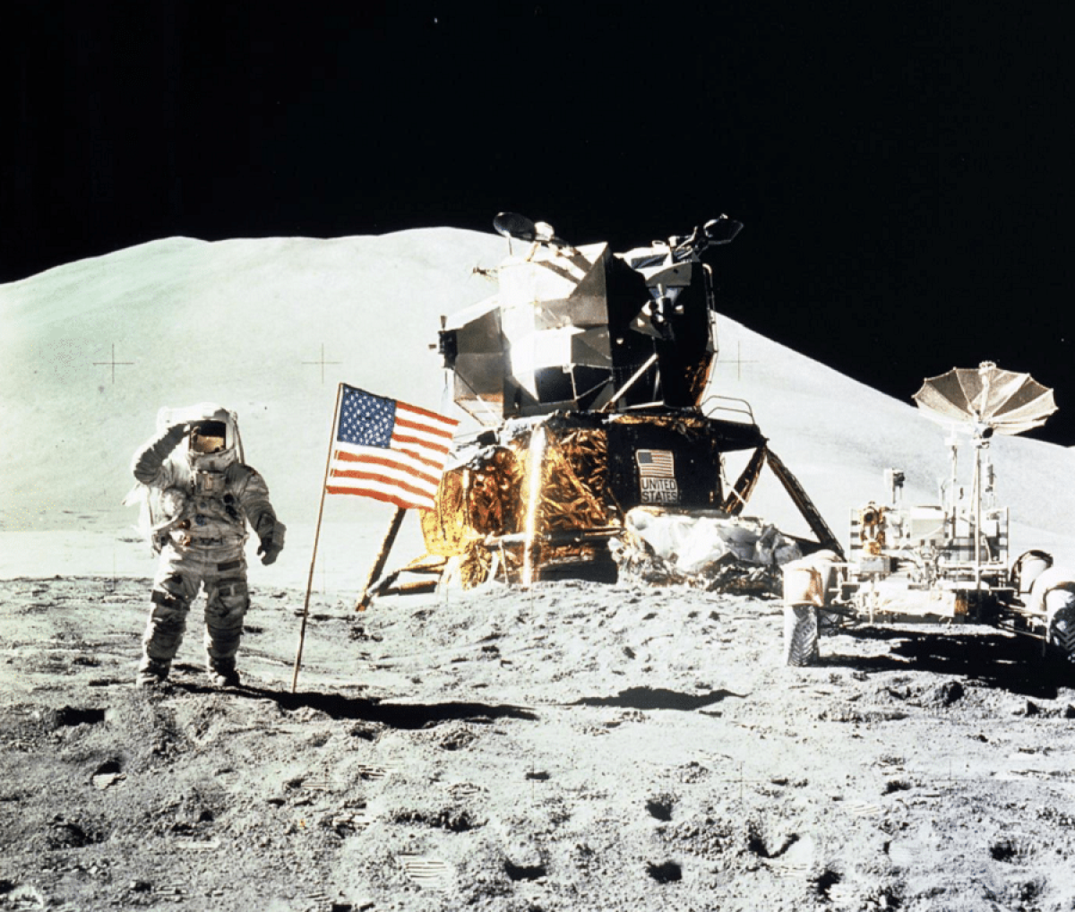 Astronauta James Irwin saudando a bandeira dos EUA na Lua durante a missão Apollo 15 - Imagem: NASA