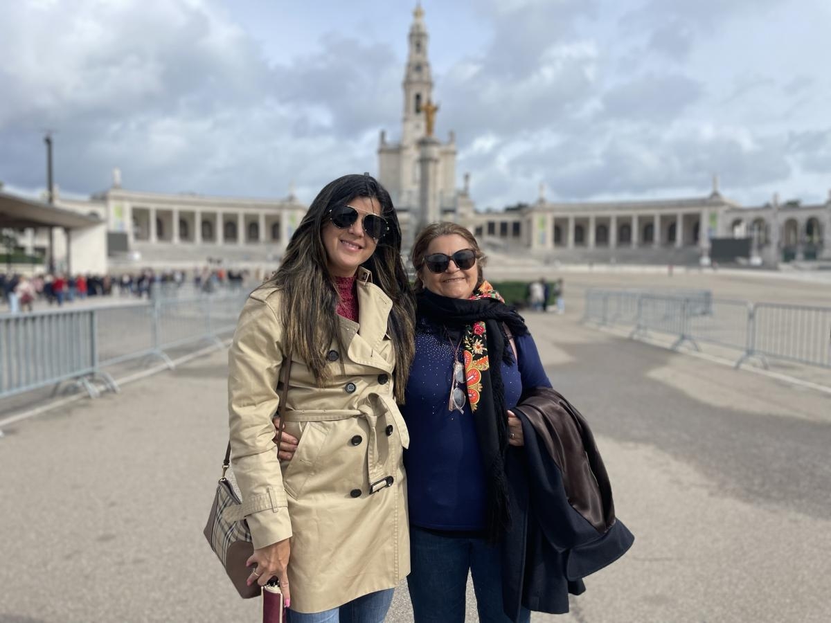 Com minha mãe em frente a basílica de Nossa Senhora do Rosário - Foto: Arquivo Pessoal | Carla Passos