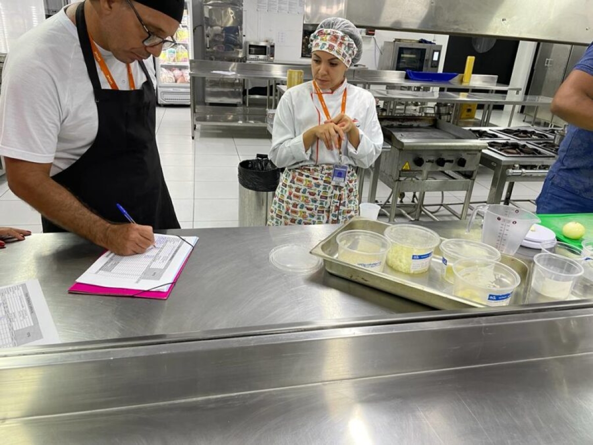 Senac/SE treina equipe do restaurante escola para padronização de ficha técnica - Foto: Senac/SE