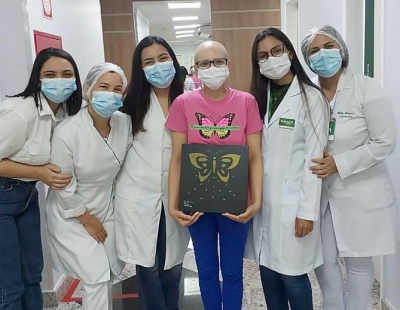 Priscilla Freire com a equipe do Centro de Infusão e Oncologia - Foto: Ascom Unimed