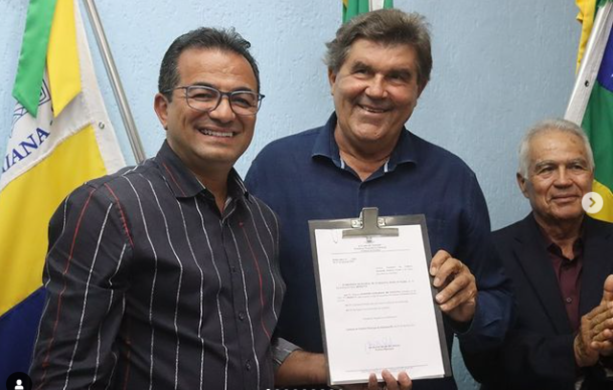 Antônio Samarone exibe o decreto de sua nomeação - Foto: Destaque Notícias