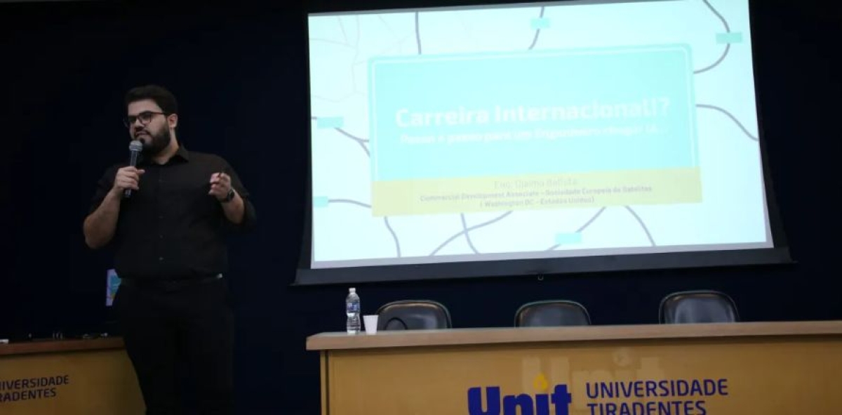O egresso da Unit, Djalma Batista, se reúne com futuros engenheiros para falar sobre carreira Internacional e os caminhos que seguiu para consolidar sua carreira no exterior - Foto: Asscom Unit