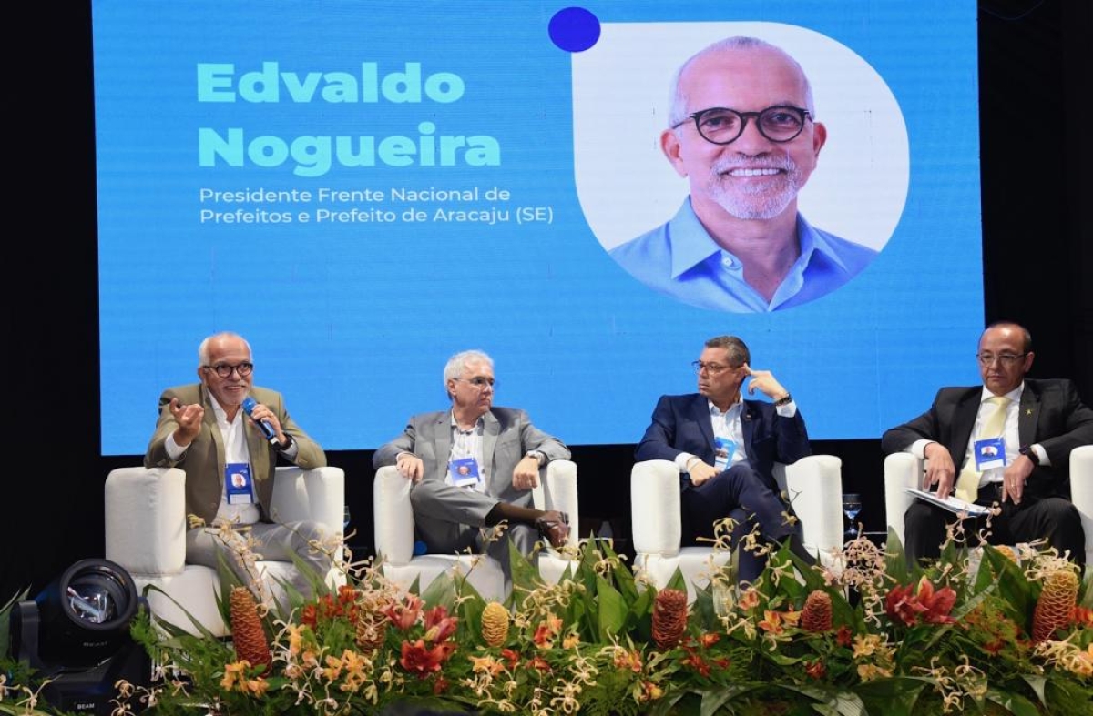 Prefeito Edvaldo debate os desafios do transporte público em seminário - Foto: Ana Lícia Menezes | Prefeitura de Aracaju Prefeito Edvaldo debate os desafios do transporte público em seminário - Foto: Ana Lícia Menezes | Prefeitura de Aracaju