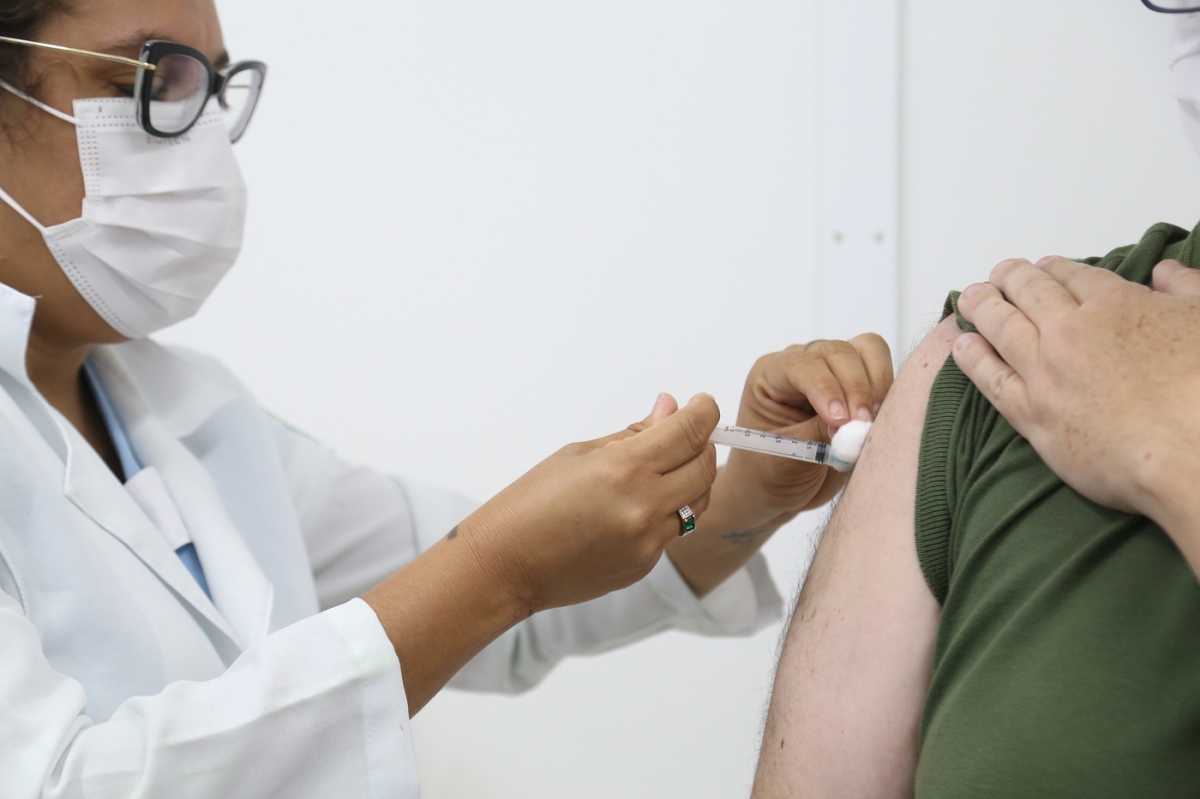 Unit e SMS promovem ação de vacinação contra gripe e Covid-19 - Foto: Asscom Grupo Tiradentes