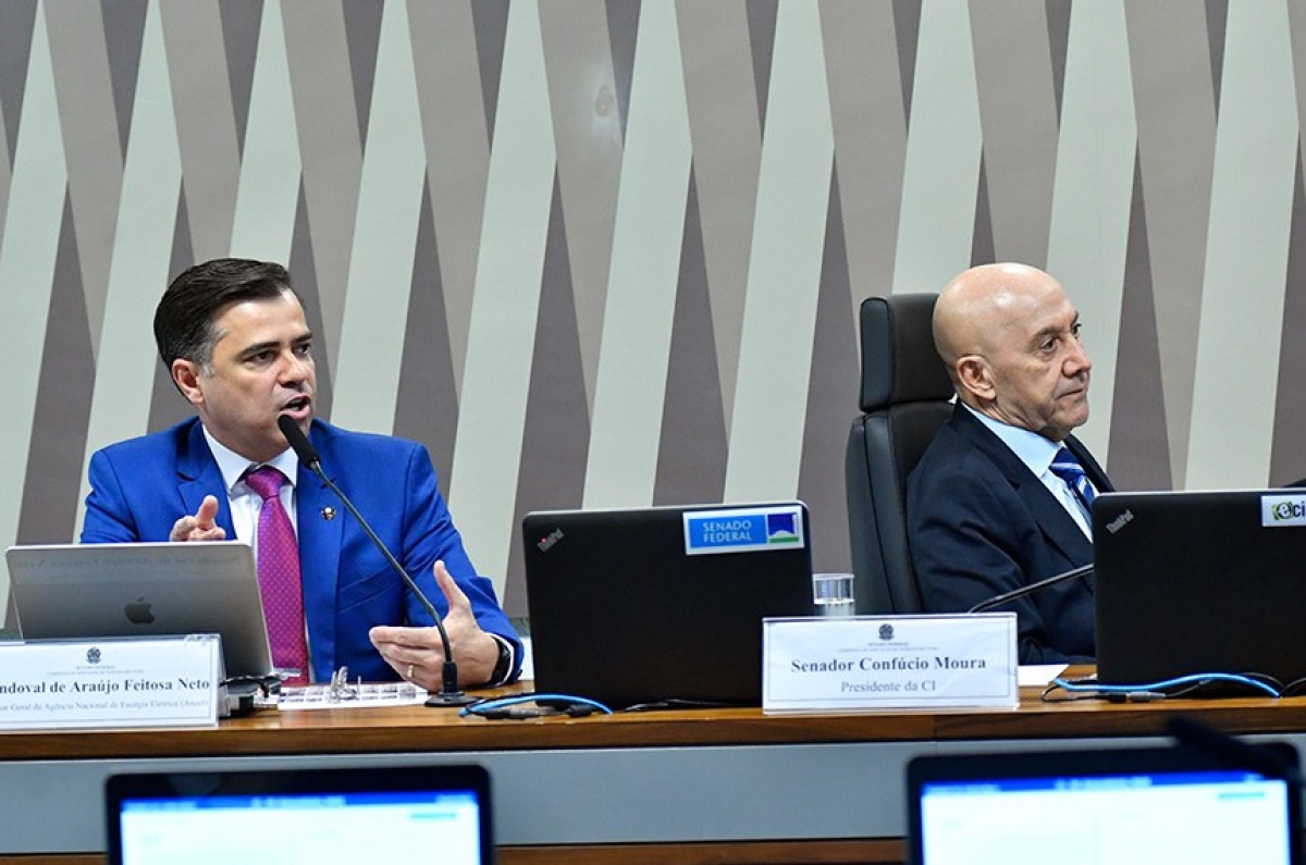 Sandoval Feitosa e o presidente da CI, Confúcio Moura, que comandou o debate - Foto: Geraldo Magela | Agência Senado