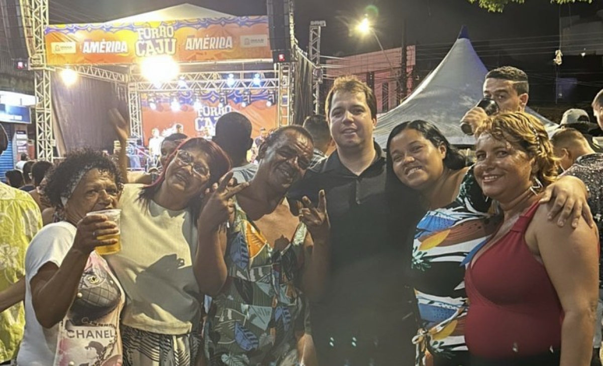 Vereador Sávio prestigia "Forró Caju nos bairros" - Foto: Assessoria Sávio Neto de Vardo Vereador Sávio prestigia "Forró Caju nos bairros" - Foto: Assessoria Sávio Neto de Vardo