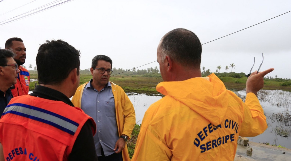 Sedurbi e Defesa Civil estadual avaliam instabilidade em rede de drenagem que atingiu ciclovia em trecho da Orla Sul - Foto: Sedurbi/SE Sedurbi e Defesa Civil estadual avaliam instabilidade em rede de drenagem que atingiu ciclovia em trecho da Orla Sul - Foto: Sedurbi/SE