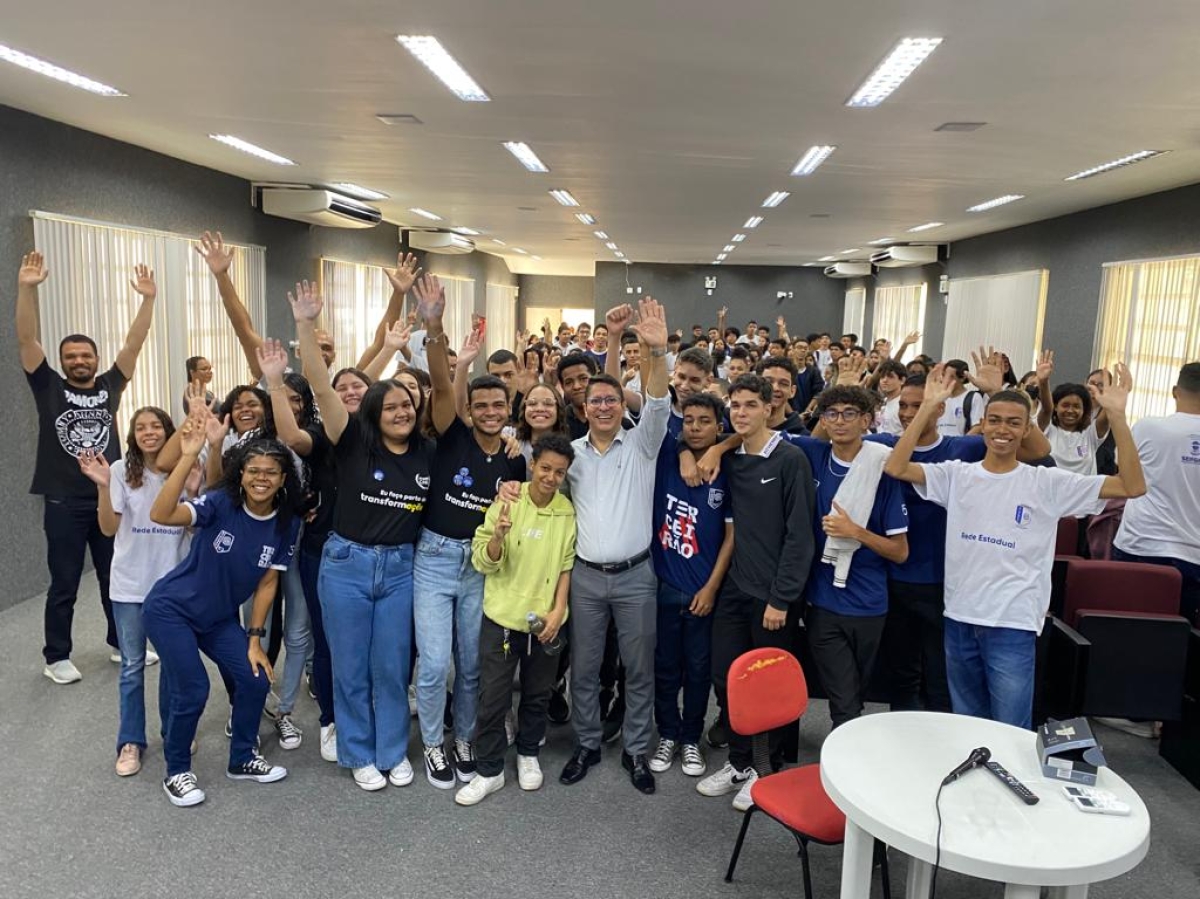 Ricardo Marques conversa com alunos do Atheneu, explica as funções do vereador e convida a juventude a participar da política - Foto: Assessoria Ricardo Marques