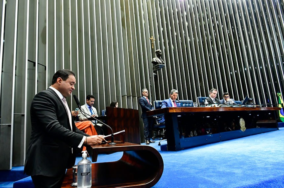 Weverton lê o seu relatório para o Plenário: Senado retirou do texto a resolução extrajudicial de dívidas e a possibilidade de penhora de bem de família - Foto: Waldemir Barreto | Agência Senado