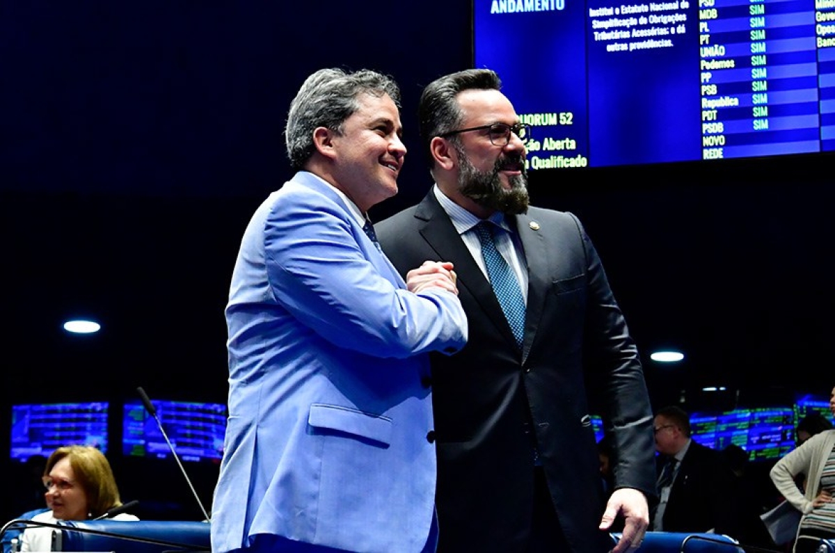 Efraim Filho, autor do projeto, e Alan Rick, relator, comemoraram a aprovação - Foto: 
Waldemir Barreto | Agência Senado