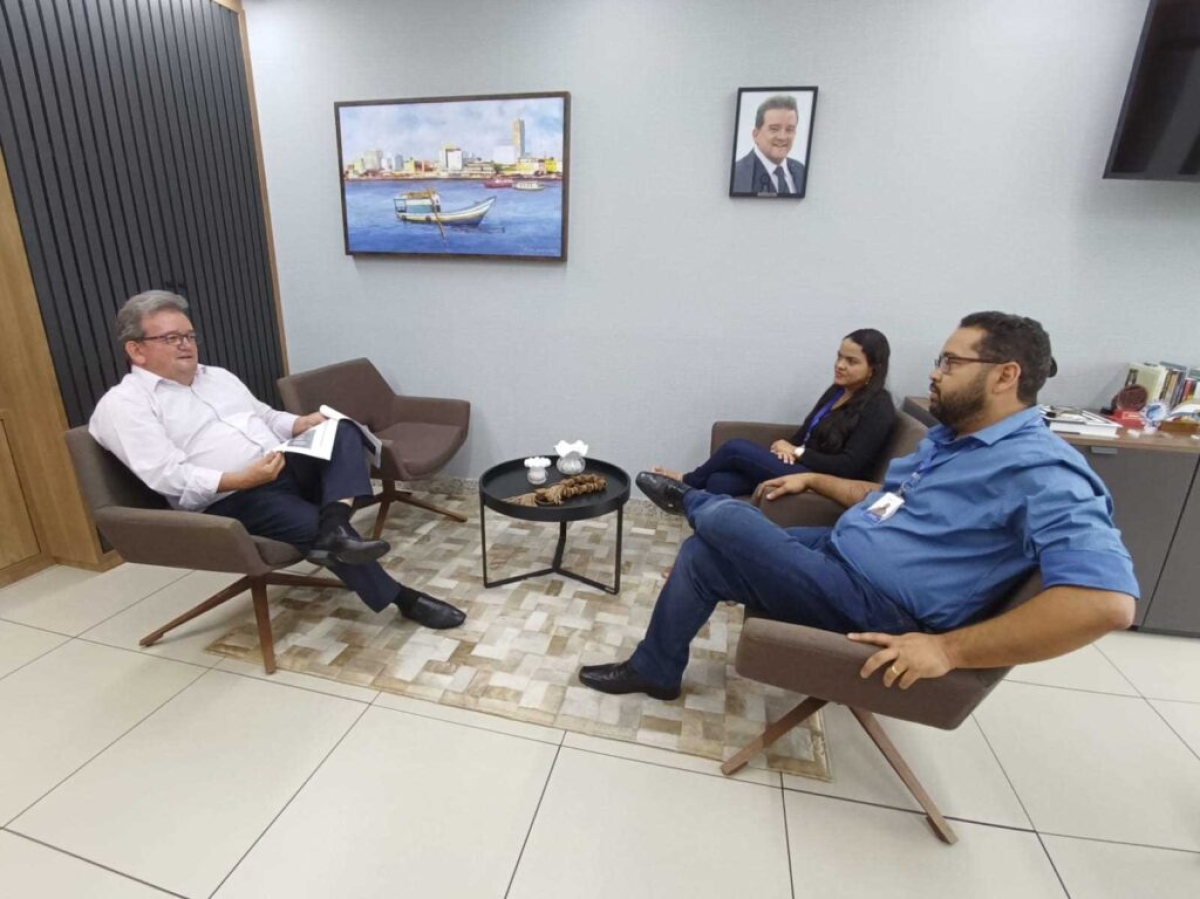 Marcos Andrade, presidente do Sistema Fecomércio-Sesc-Senac, discute os resultados da pesquisa com a estatística, Drielly Rodrigues, e o economista, Marcio Rocha, da equipe de Inteligência de Mercado - Imagem: James Santos