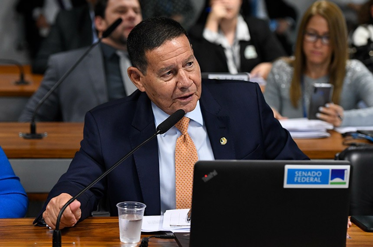 Hamilton Mourão leu o relatório de Flávio Arns - Foto: Roque de Sá | Agência Senado