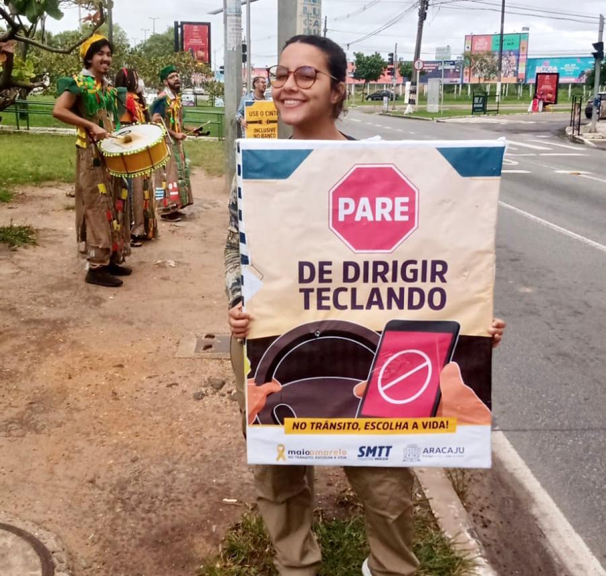 Em ação educativa, SMTT alerta para o perigo do uso do telefone ao dirigir - Foto: Ascom SMTT Aracaju