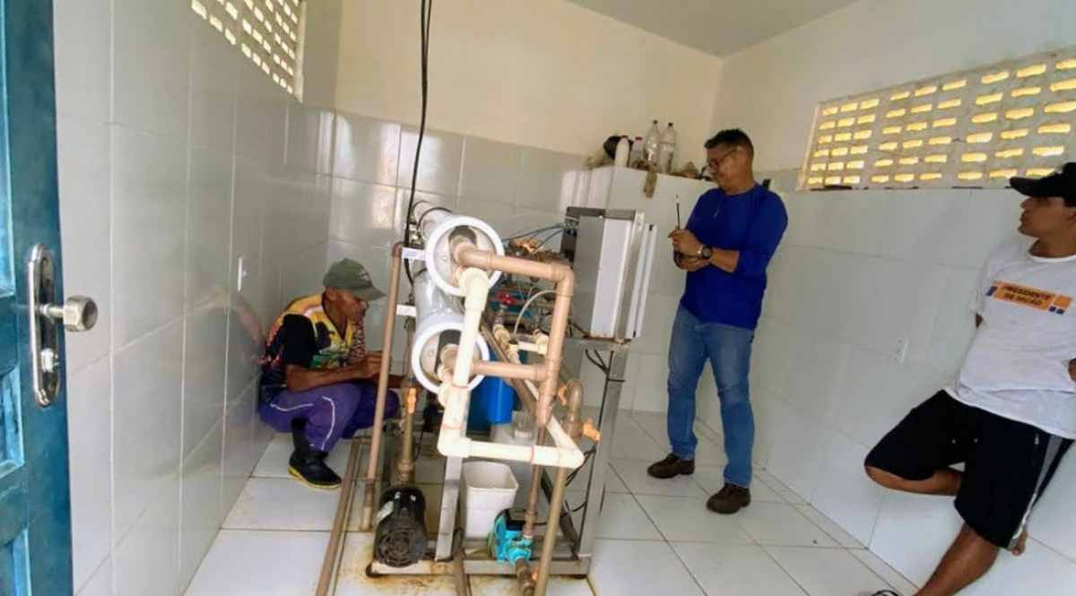 Manutenção nos dessalinizadores restabeleceu o fornecimento de água nas comunidades de
Carira e Glória - Foto: Núcleo do Programa Água Doce Manutenção nos dessalinizadores restabeleceu o fornecimento de água nas comunidades de
Carira e Glória - Foto: Núcleo do Programa Água Doce