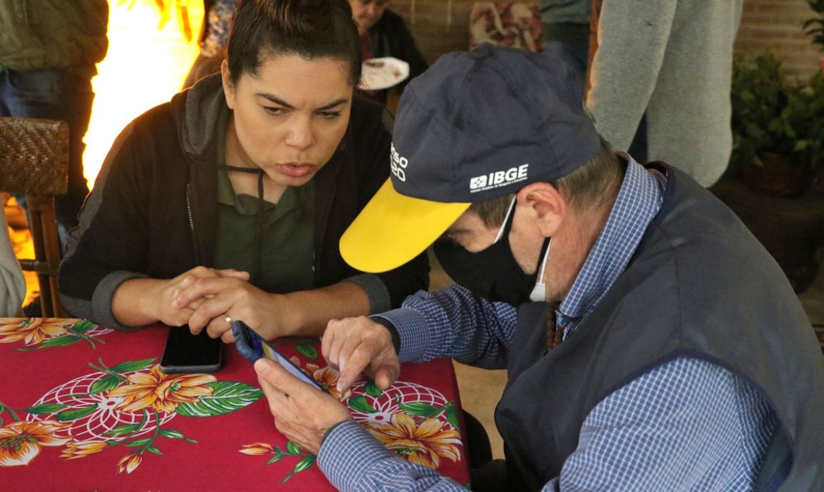Recenseador do IBGE entrevista moradora da comunidade quilombola de Pedra Bonita, no Alto da Boa Vista. Censo demográfico do IBGE identifica pela primeira vez a população e o território das comunidades quilombolas no Brasil - Foto: Tânia Rêgo | Agência Brasil