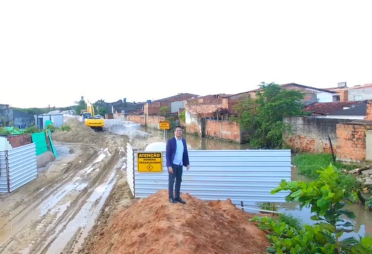 Ricardo Marques alerta sobre aterro do mangue em obra da prefeitura na Zona Norte de Aracaju - Foto: Assessoria Ricardo Marques Ricardo Marques alerta sobre aterro do mangue em obra da prefeitura na Zona Norte de Aracaju - Foto: Assessoria Ricardo Marques