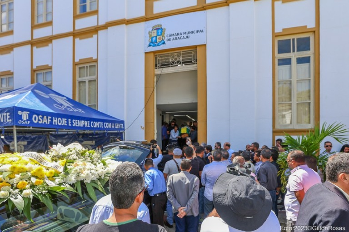 Thiago Batalha é enterrado na Colina da Saudade, em Aracaju - Foto: Gilton Rosas Thiago Batalha é enterrado na Colina da Saudade, em Aracaju - Foto: Gilton Rosas