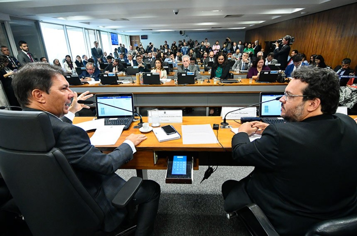 O presidente da CPI, deputado Arthur Maia, e o fotógrafo da Reuters, Adriano Machado - Foto: Geraldo Magela | Agência Senado O presidente da CPI, deputado Arthur Maia, e o fotógrafo da Reuters, Adriano Machado - Foto: Geraldo Magela | Agência Senado
