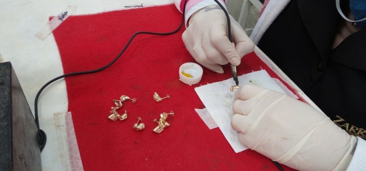 Depois de montada a semijoia passa por sete banhos de produtos químicos - Foto: PMI