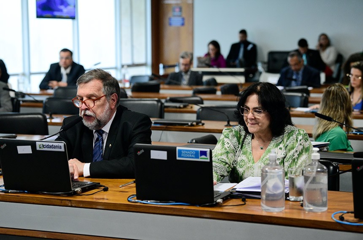 O relator, Flávio Arns (ao lado de Damares Alves, na reunião da CDH), defendeu aprovação da proposta - Foto: Pedro França | Agência Senado