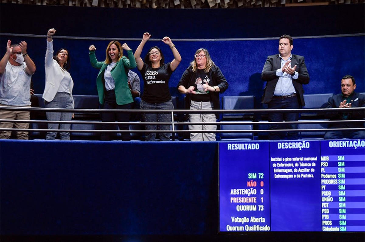 Profissionais de enfermagem comemoram no Plenário do Senado a aprovação do projeto que instituiu o piso, em 2022 - Foto: Edilson Rodrigues | Agência Senado