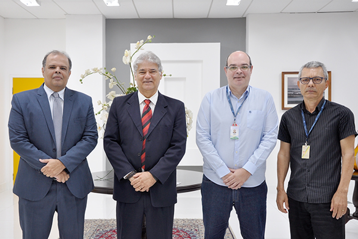 O juiz auxiliar de precatórios, Carlos João de Gois Junior, com o presidente do TRT-20, desembargador José Augusto do Nascimento e os servidores da DPREC, João Ferreira Cruz Junior e Valdomiro Dantas Ribeiro - Foto: TRT-20