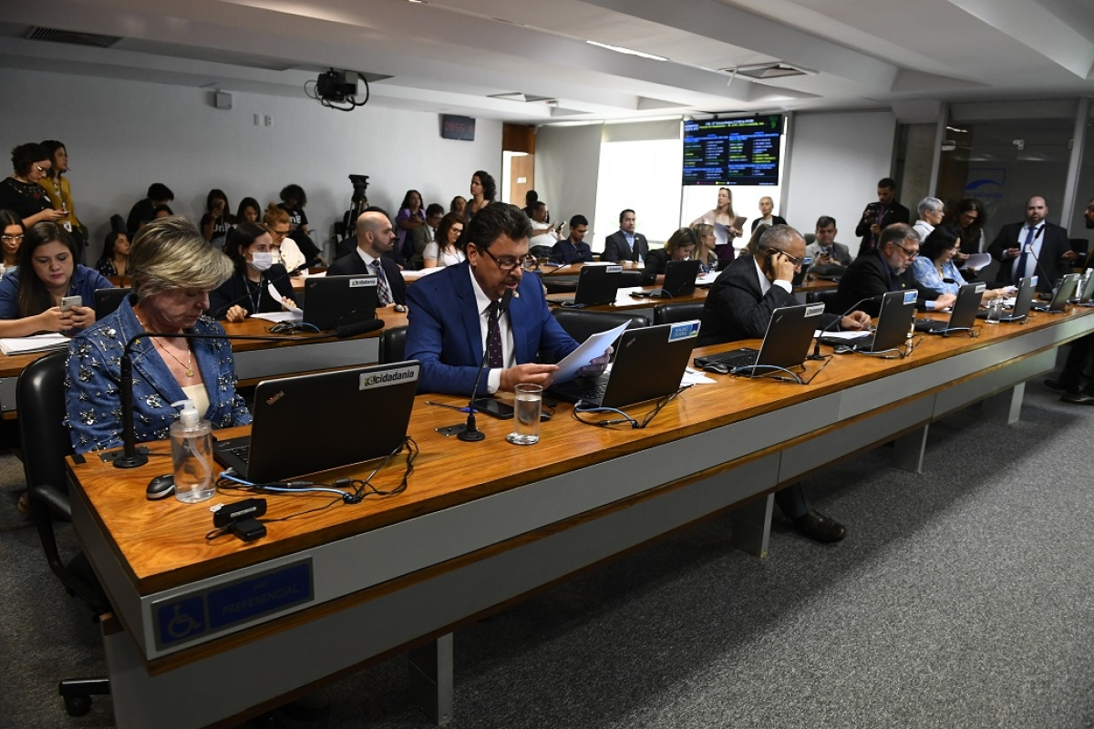 Wilder, relator, ao lado de Buzetti, autora: a maior parte dos profissionais de saúde já sofreu agressões físicas ou verbais no ambiente de trabalho - Foto: Roque de Sá | Agência Senado