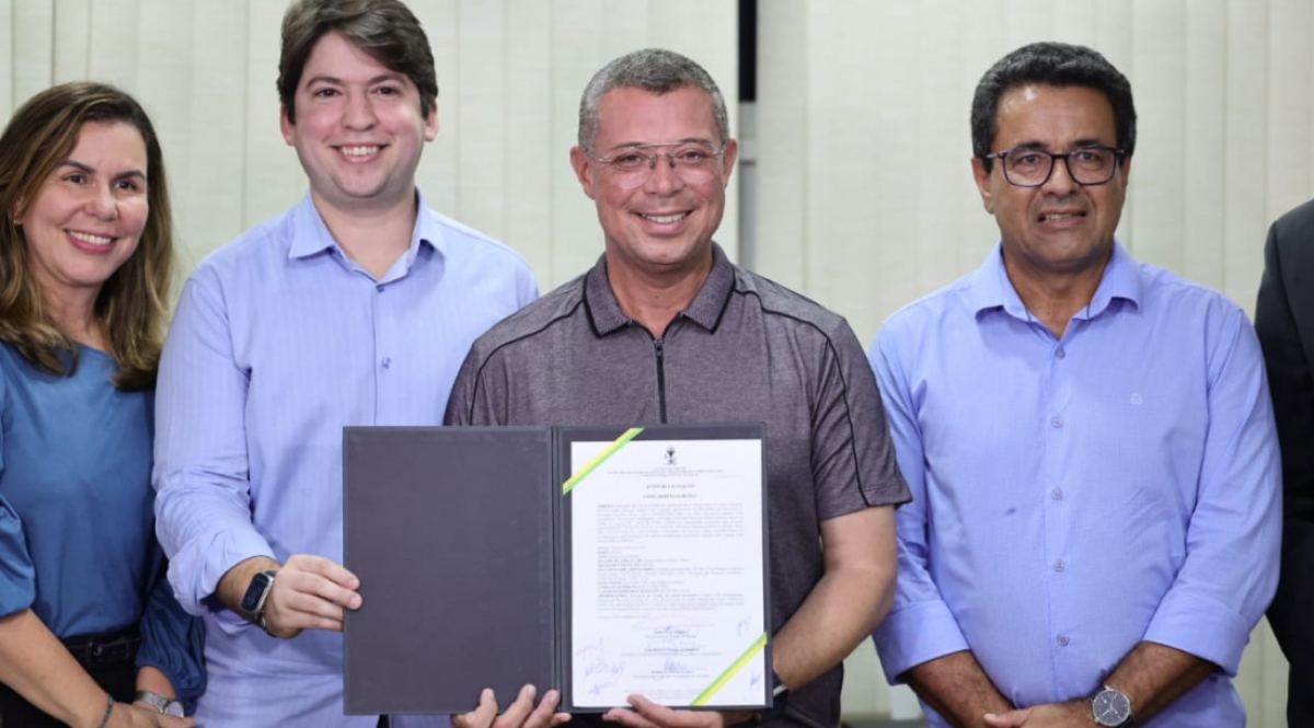 "Minha missão é gerar emprego e oportunidade", diz Fábio durante assinatura de edital para construção de complexo viário entre Tancredo Neves e Coroa do Meio - Foto: Governo de Sergipe
