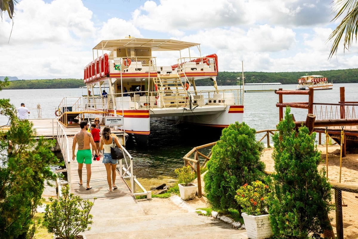 O passeio no Velho Chico é feito em um catamarã que parte do Restaurante Karrankas - Foto: Max Carlos | Setur