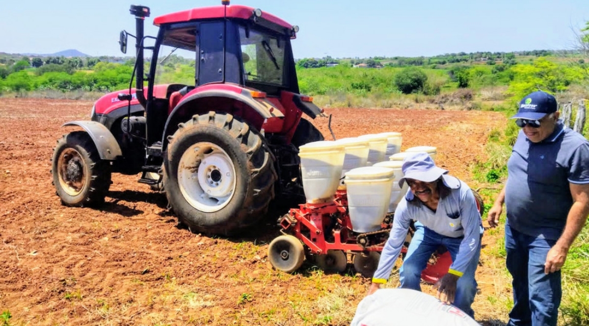 Orientado pela Coderse, o produtor irrigantes José dos Santos fez o plantio mecanizado da
lavoura de quiabo - Foto: Perímetro Irrigado Califórnia | Coderse