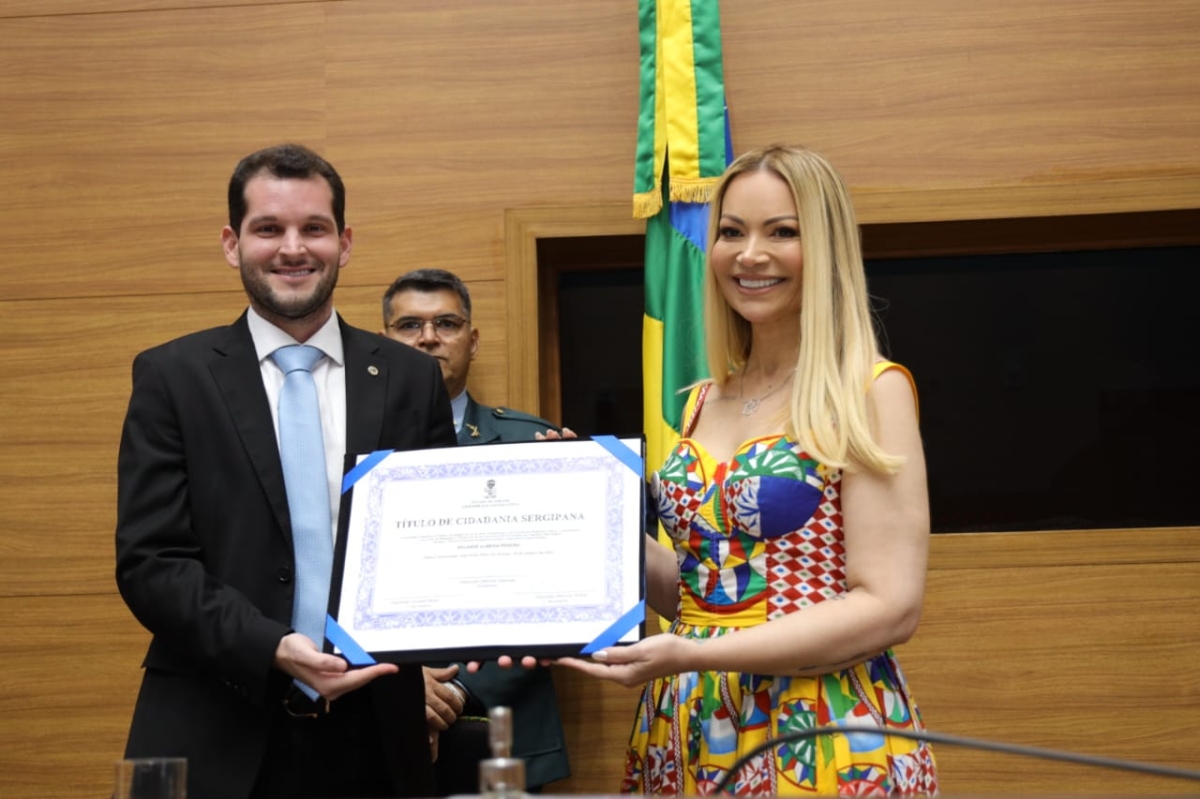 Solange Almeida se emociona ao receber o Título de Cidadã Sergipana - Foto: Joel Luiz | Agência de Notícias Alese