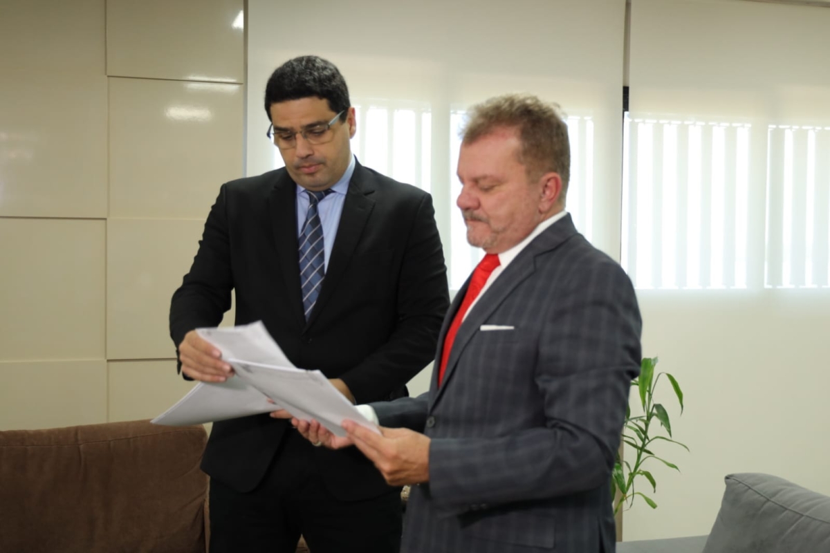 Presidente do TJ entrega cinco projetos de lei ao presidente da Assembleia - Foto: Joel Luiz | Agência Alese