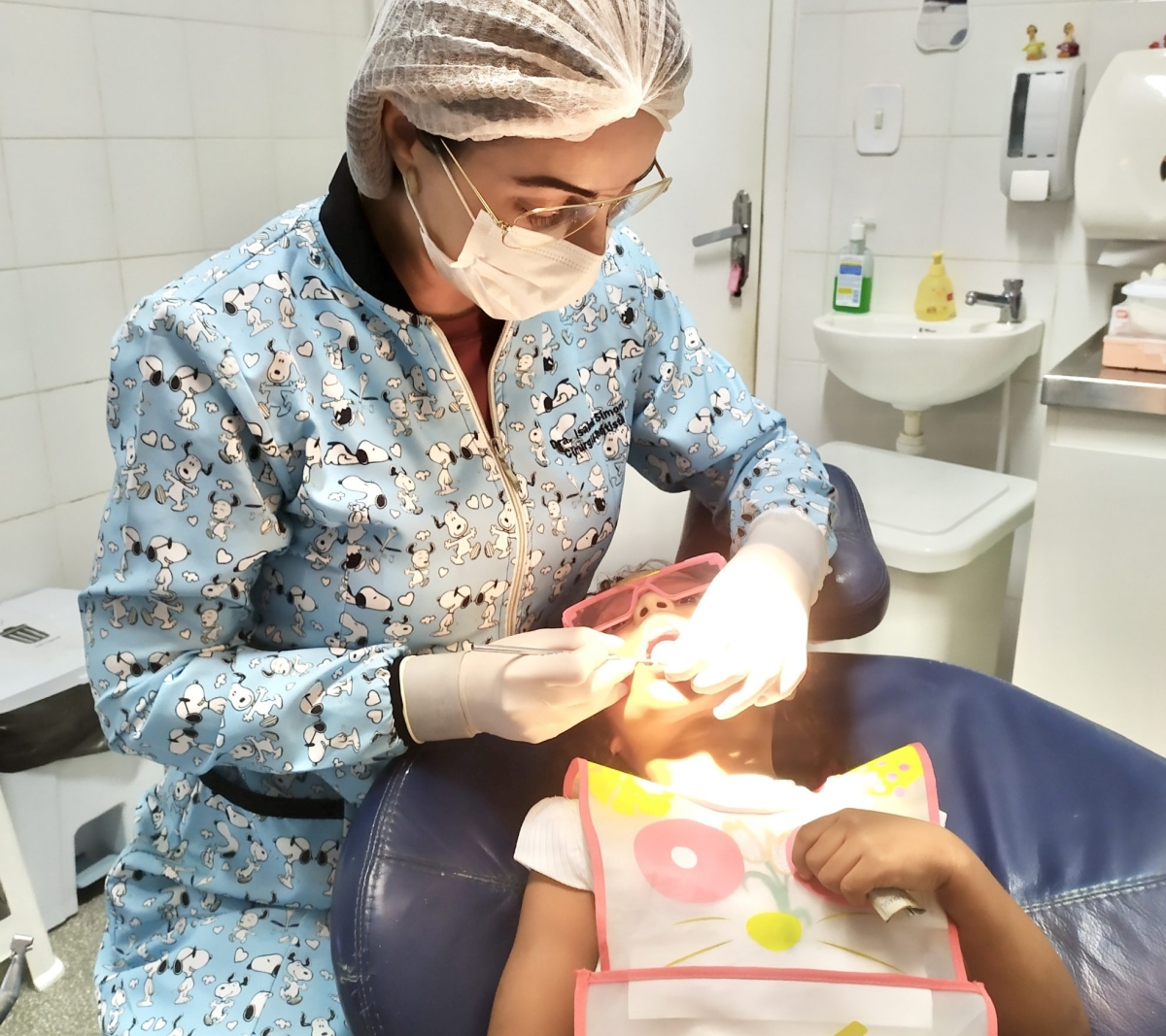 A cirurgiã dentista, especialista em odontopediatria, Isabela Simone Guimarães, realizando o tratamento na pequena Isabele - Foto: Ipesaúde