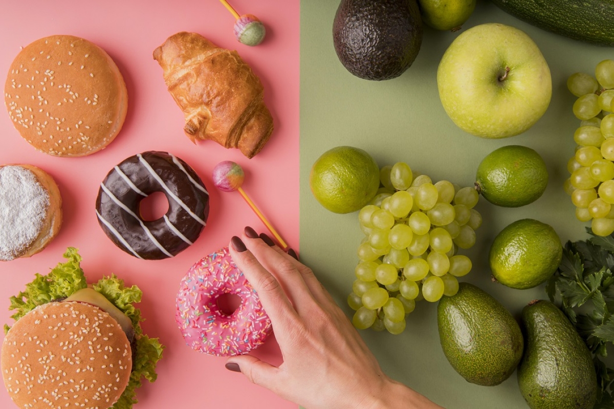 Os estudos apontam que uma alimentação com base em alimentos in natura (frutas, hortaliças) ou minimamente processados (grãos integrais, leguminosas), aliado a um estilo de vida saudável podem colaborar para a prevenção - Foto: Freepik