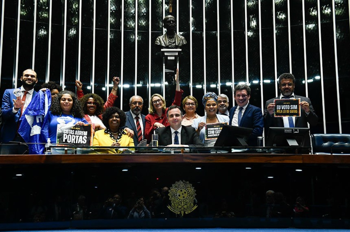 Senadores e deputados comemoram aprovação - Foto: Marcos Oliveira | Agência Senado
